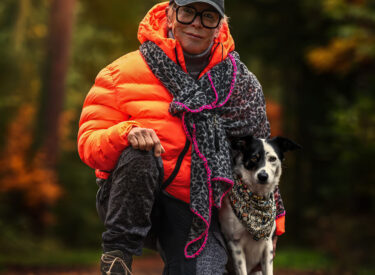 gemeinsam Mensch-Hund-Team sitzend In der Hocke voller Verbundenheit und Vertrauen im herbstlichen Wald. Fotoshooting mit Hund, Besitzer und Hund vereint in einem Foto voller Aussagekraft. Border-Collie-Mix Motzi ein Bild von einem Model: so gehorsam, so wissbegierig und intelligent